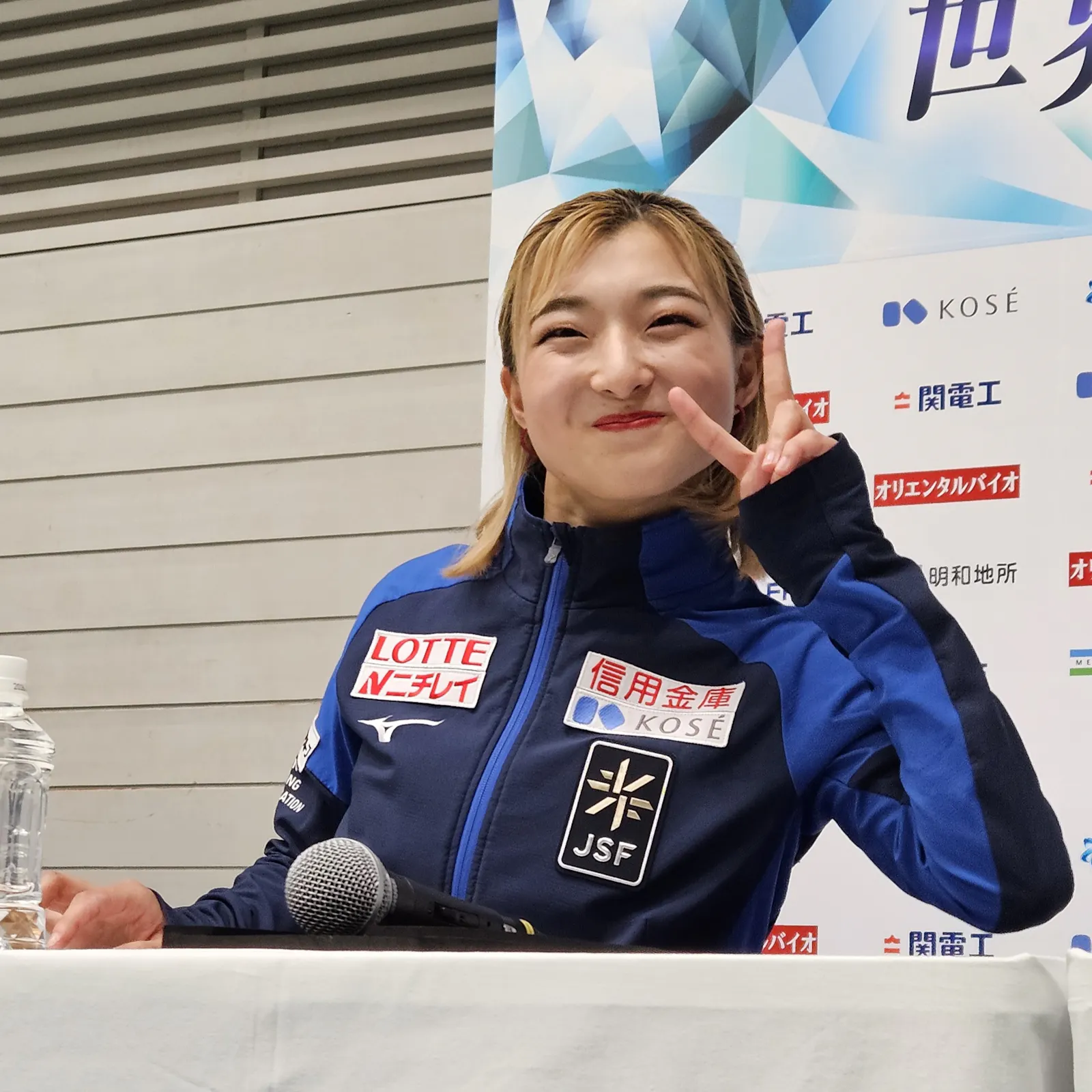 Eiskunstläuferin Kaori Sakamoto bei der Pressekonferenz in Tokio