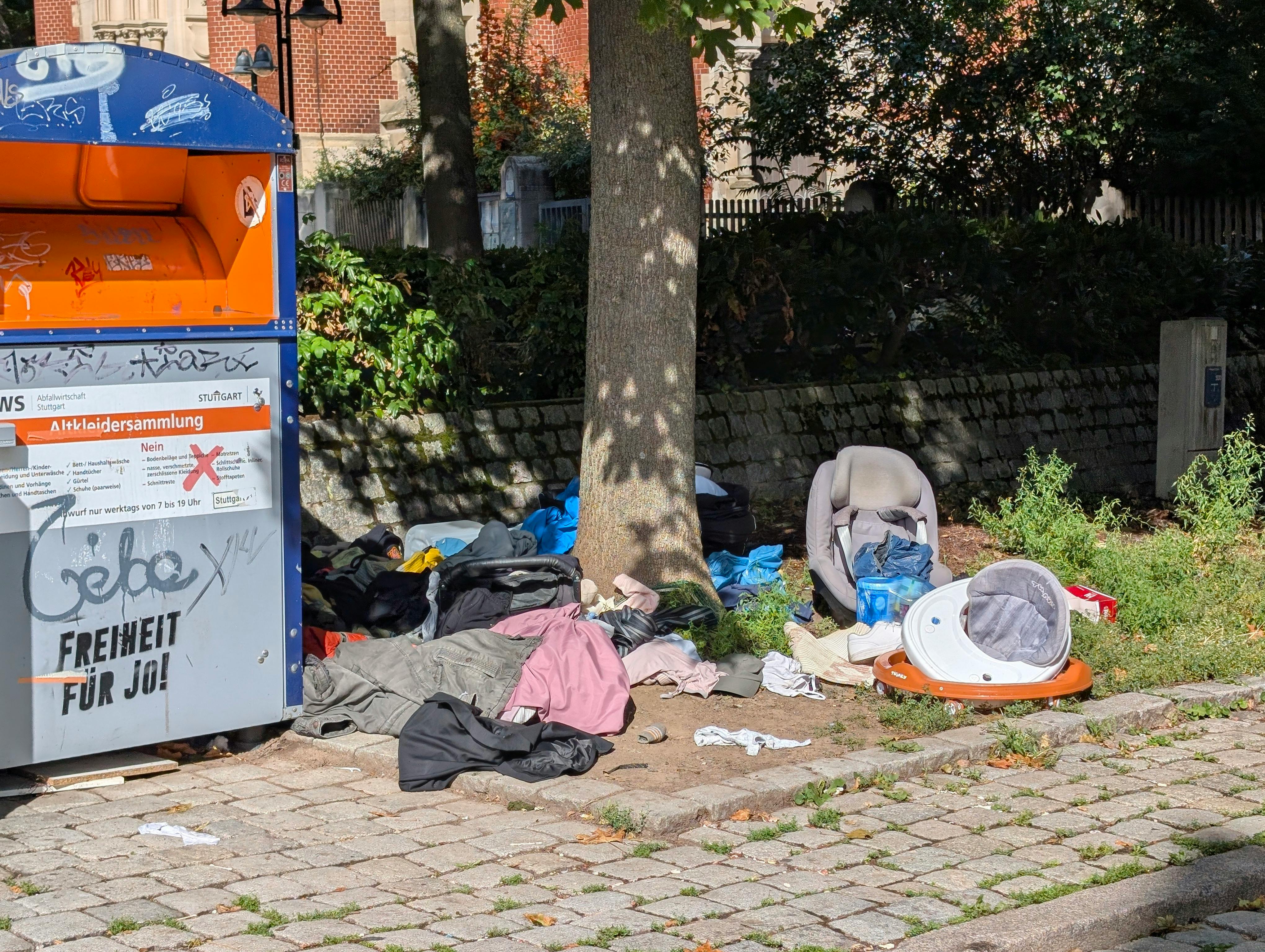 Irgendwelche Menschen, die ihren Abfall auf Kosten der Allgemeinheit entsorgen, vermüllen immer wieder die Umgebung von Altglas- oder Altkleidercontainern. Foto: Jürgen Brand