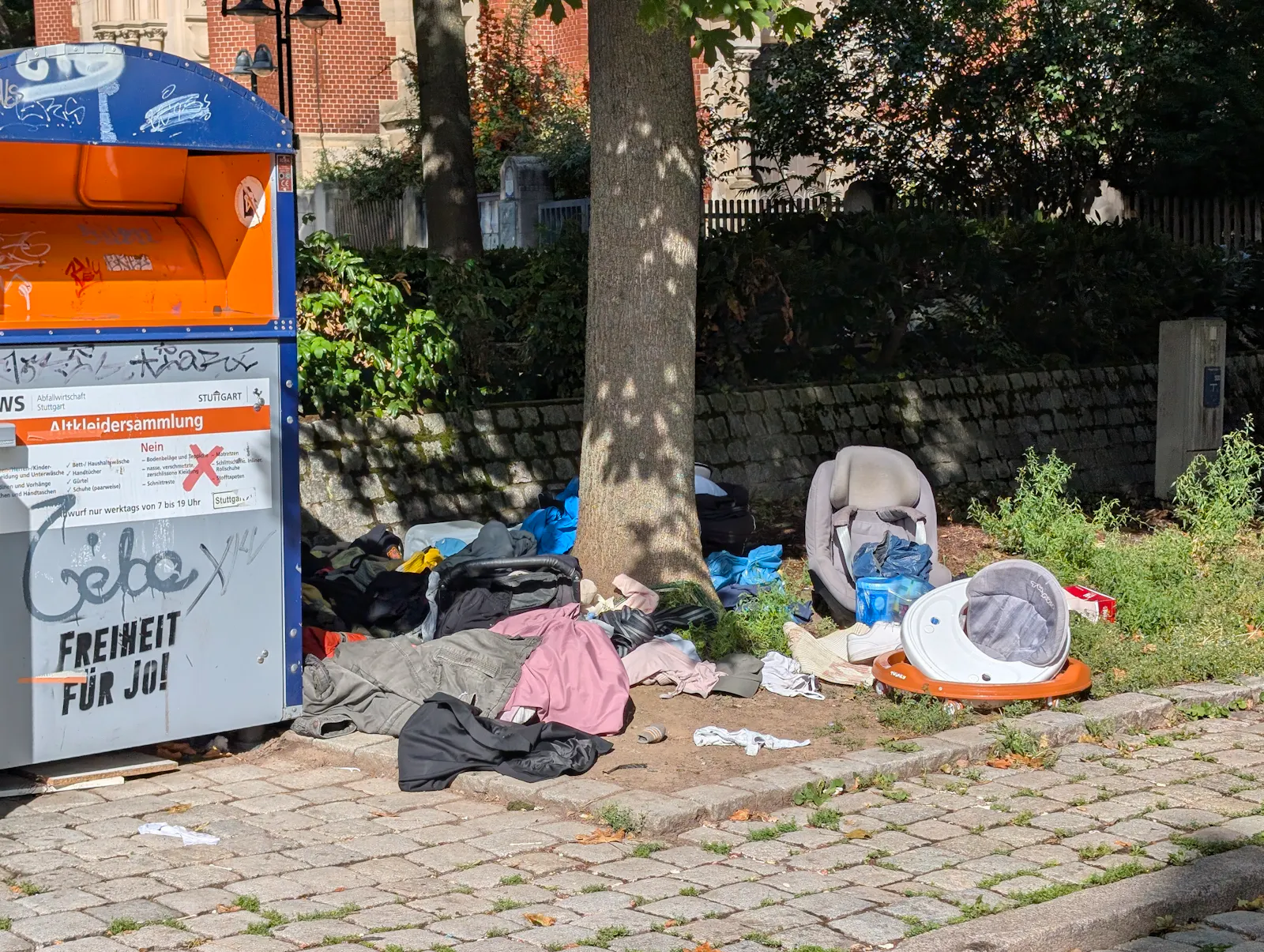 Irgendwelche Menschen, die ihren Abfall auf Kosten der Allgemeinheit entsorgen, vermüllen immer wieder die Umgebung von Altglas- oder Altkleidercontainern. Foto: Jürgen Brand