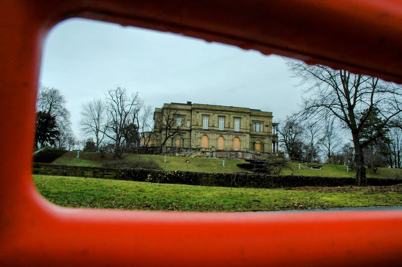 Foto der damals schon zum Teil abgesperrten Anlage der Villa Berg, entstanden im Februar 2013. Foto: Jürgen Brand