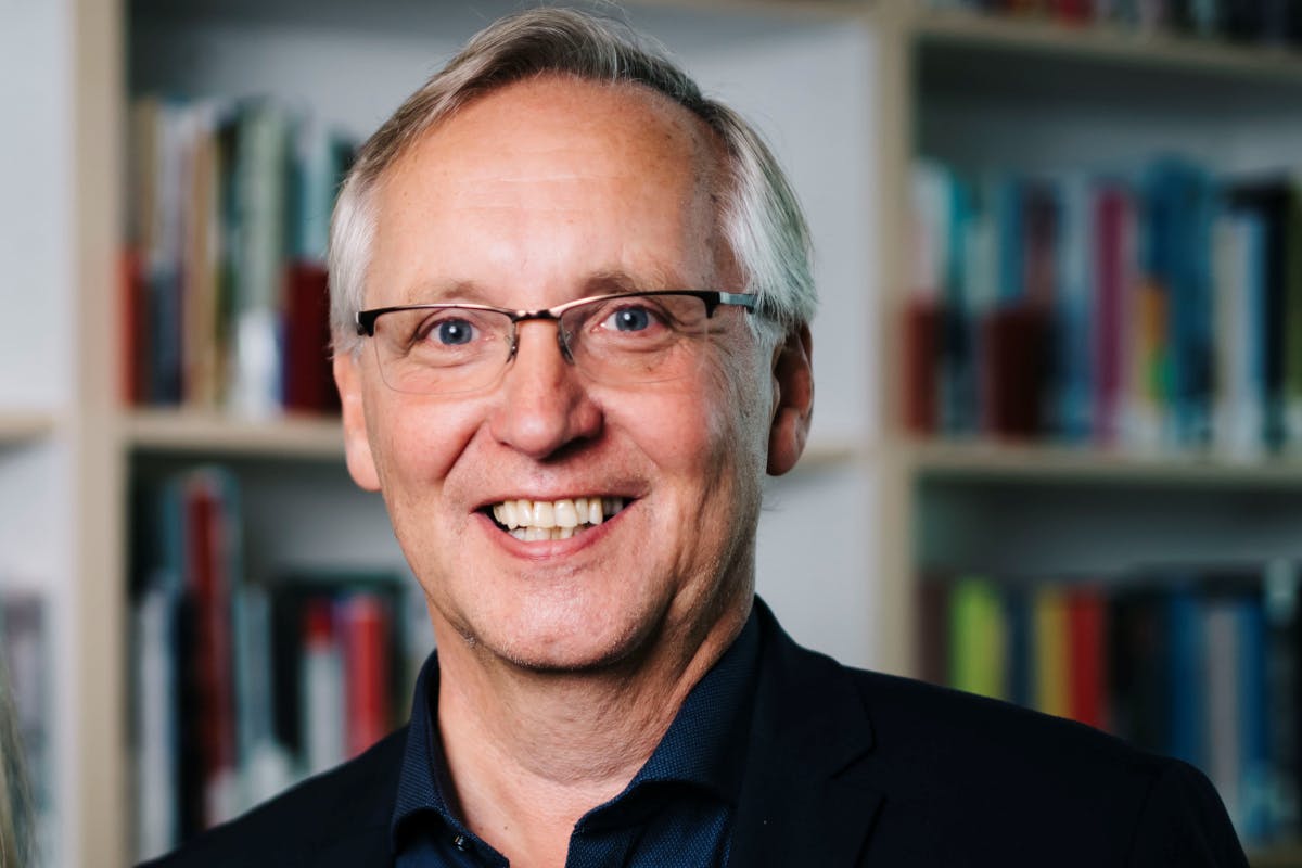 How can literary and political identity be shaped between colonial history, social responsibility, and the forces of nature?
In conversation with Axel Timo Purr, biographer Halldór Guðmundsson revisits the work of Halldór Laxness, Nobel Prize–winning author — and shows why his novels on poverty, colonialism, and nature resonate so strongly with contemporary debates in the literature of the Global South.
A Christmas interview about writing between North and South, about responsibility, memory, and the fragile balance of finding oneself without losing oneself.
(Available in Arabic, English, French, German & Spanish)