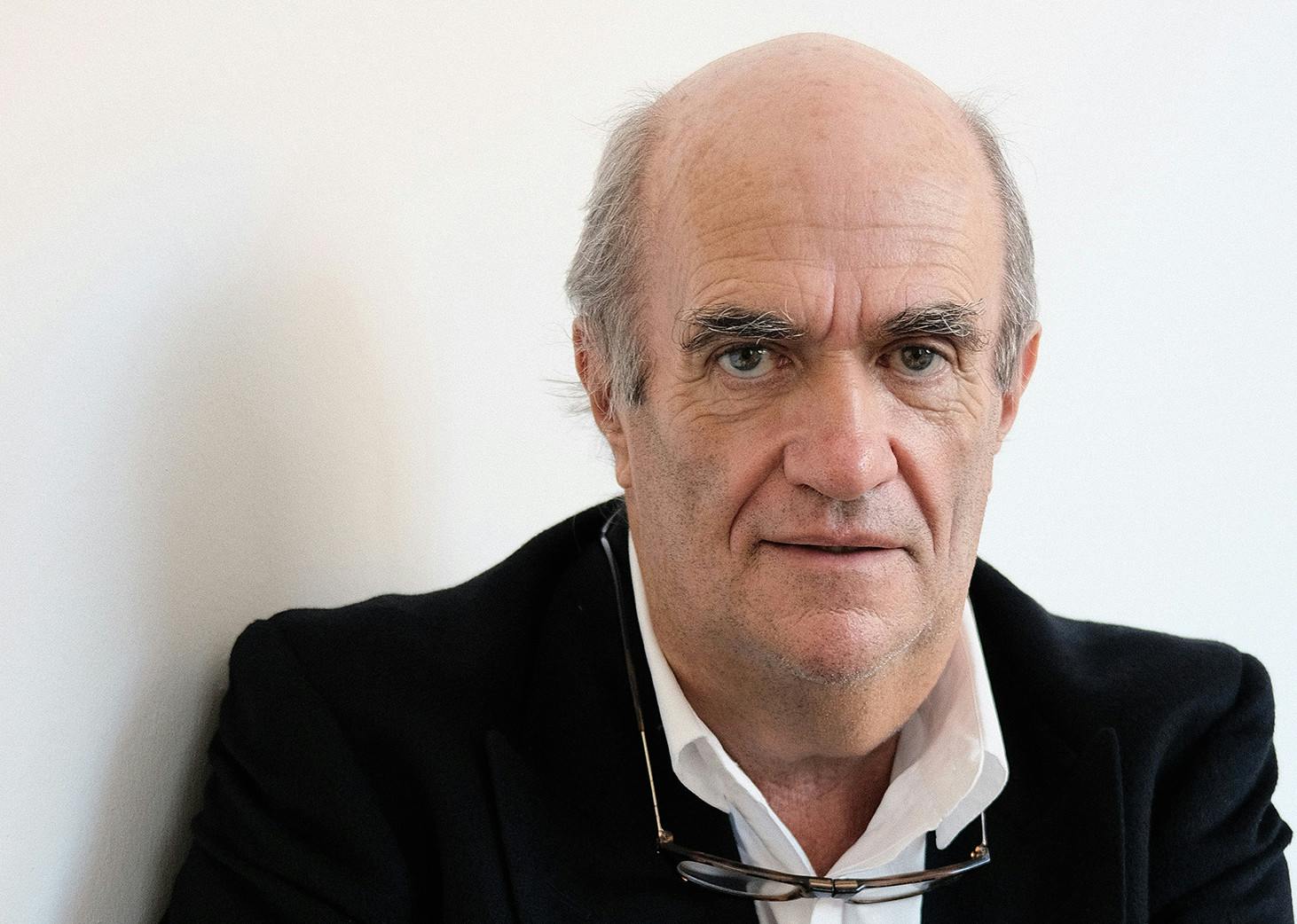 Yesterday, the great Irish writer Colm Tóibín turned 70. Today, we honour him with a review by Alexandru Bulucz of his poetry collection „Vinegar Hill“, which pays homage to passionate poetry readers and makes the human being shimmer in all its complexity...