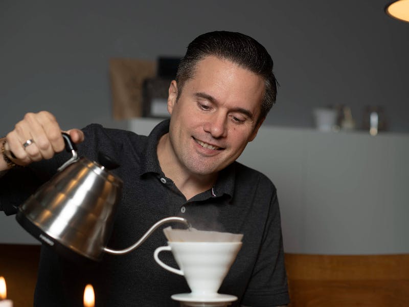 Ich, Daniel Frank aka Coffeeteller brühe Filterkaffee mit einem Hario V60 Handfilter aus weißem Keramik.