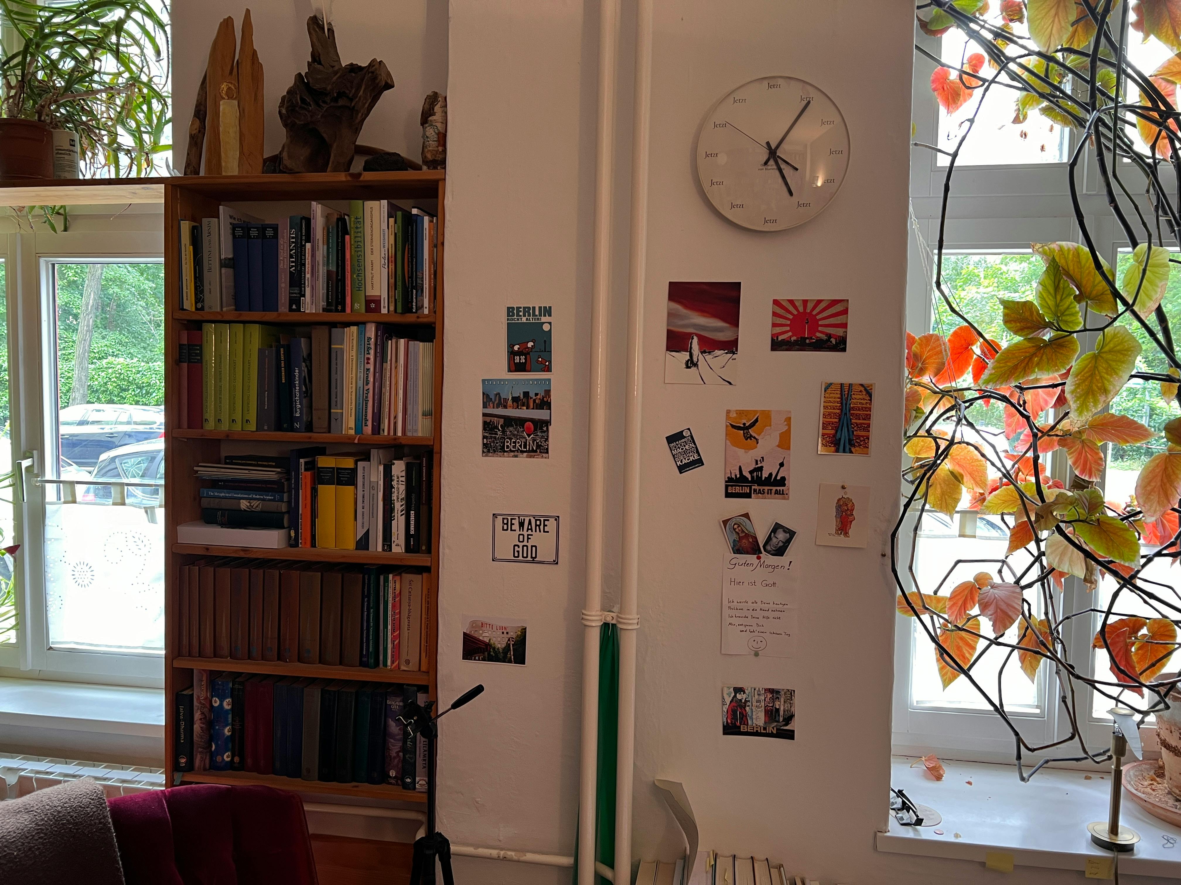 Detailbild Fenster und "Jetzt"-Uhr