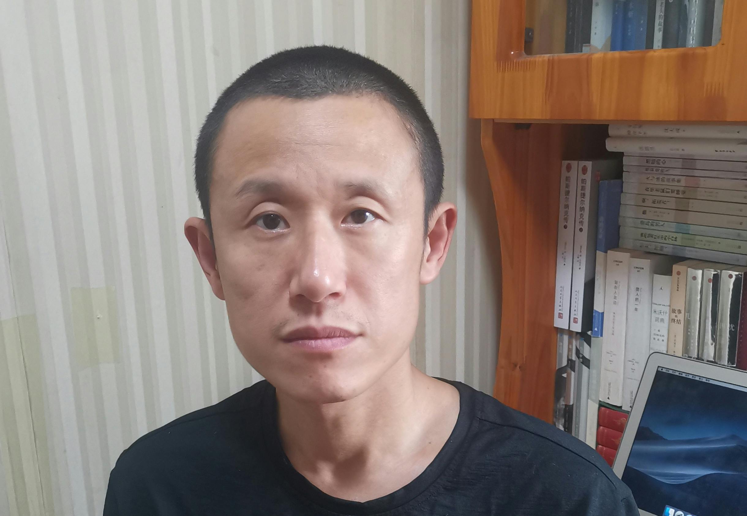 In his haunting autofiction ‚I deliver parcels in Beijing‘, Hu Anyan exposes the grim reality of China’s platform economy: 12-hour shifts, one parcel every four minutes — no breaks, no mercy. More than a novel, it’s a systemic nightmare told from the inside...
(Available in Arabic, English, French, German & Spanish)