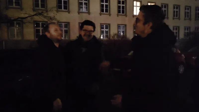 GIF-Datei: Die Dice Actors stehen draußen im Dunkeln beisammen und umarmen sich zum Abschied, bevor alle nach Hause fahren.