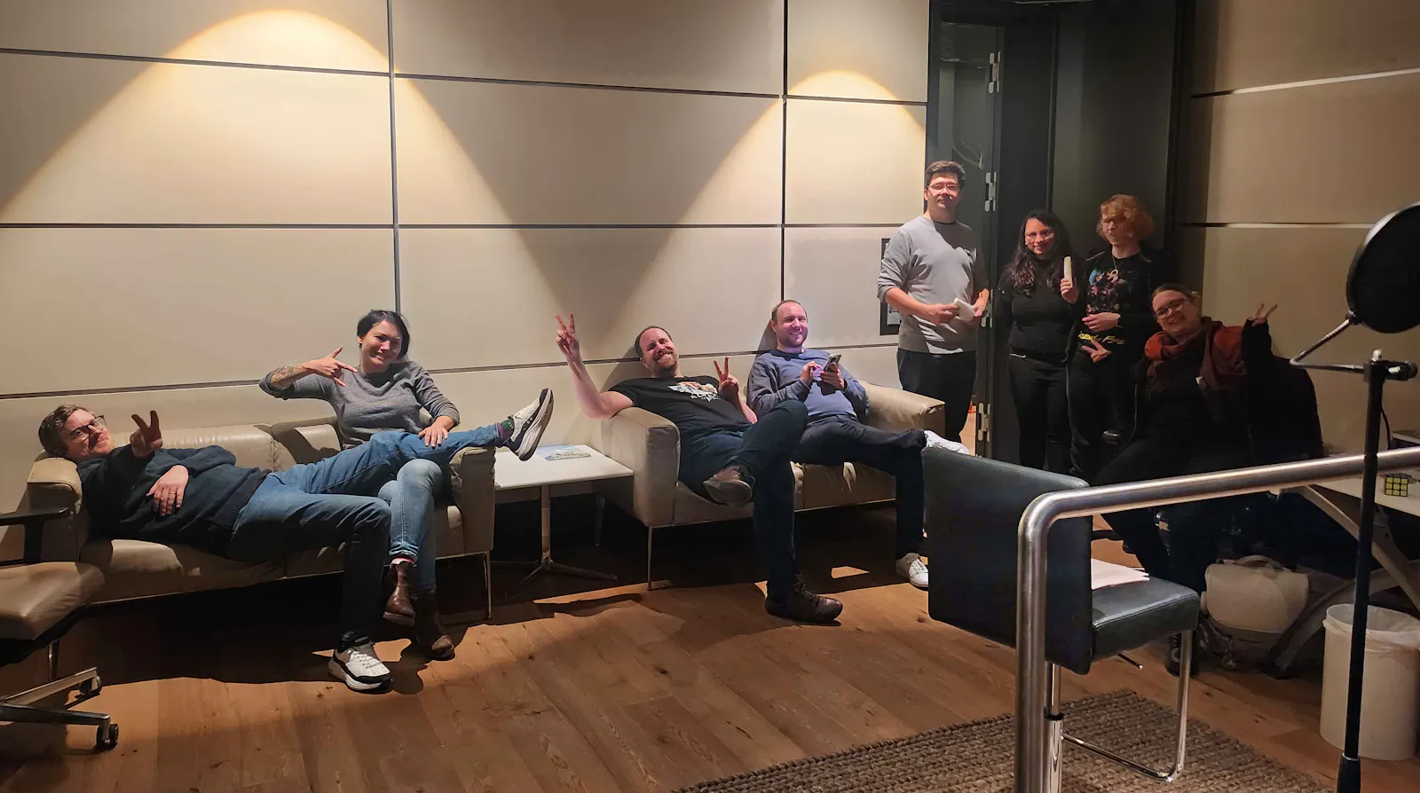 Eine erschöpfte Truppe. Tim, Rubi, Alex, Kelly, Patze, Aylin, Stephie und Carina gucken in die Kamera und wirken zufrieden und glücklich, aber auch sehr müde.