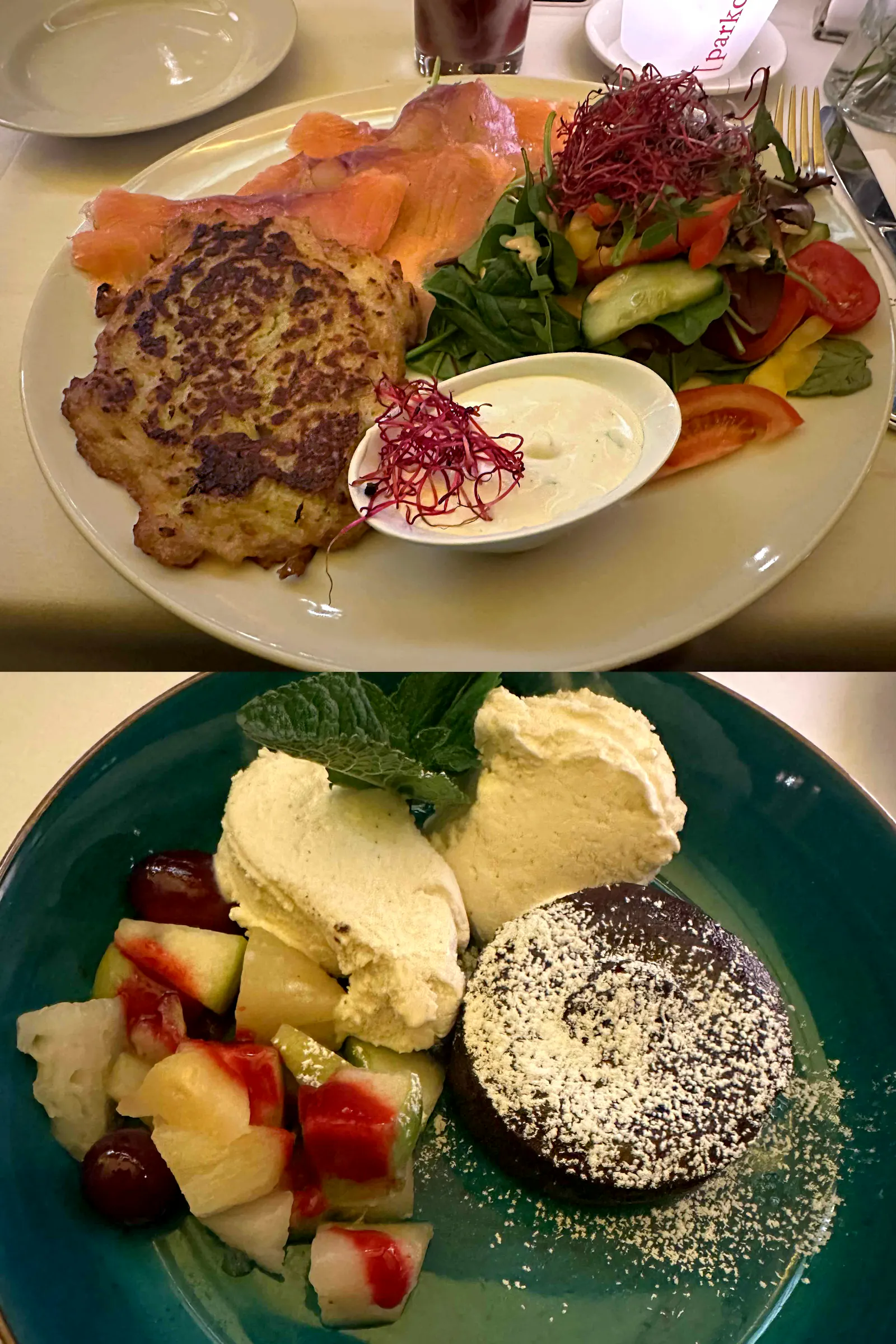 Oben: Ein Teller mit Kartoffelpuffer, Räucherlachs, einem kleinen Salat und einem Schälchen Dip.
Unten: Ein Dessertteller mit Schokoküchlein, Vanilleeis, frischem Obst und etwas Minze.