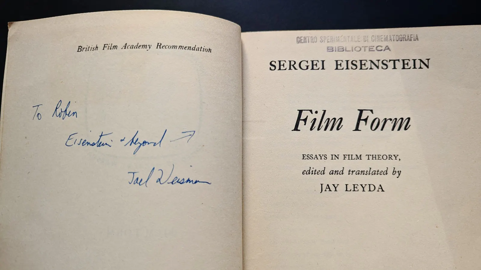 Ein Band Eisenstein, "Film Form - Essays in Film Theory", aufgeschlagen, mit einem Stempel "CENTRO SPERIMENTALE DI CINEMATOGRAFIA - BIBLIOTECA" und einer Widmung, "To Robin".