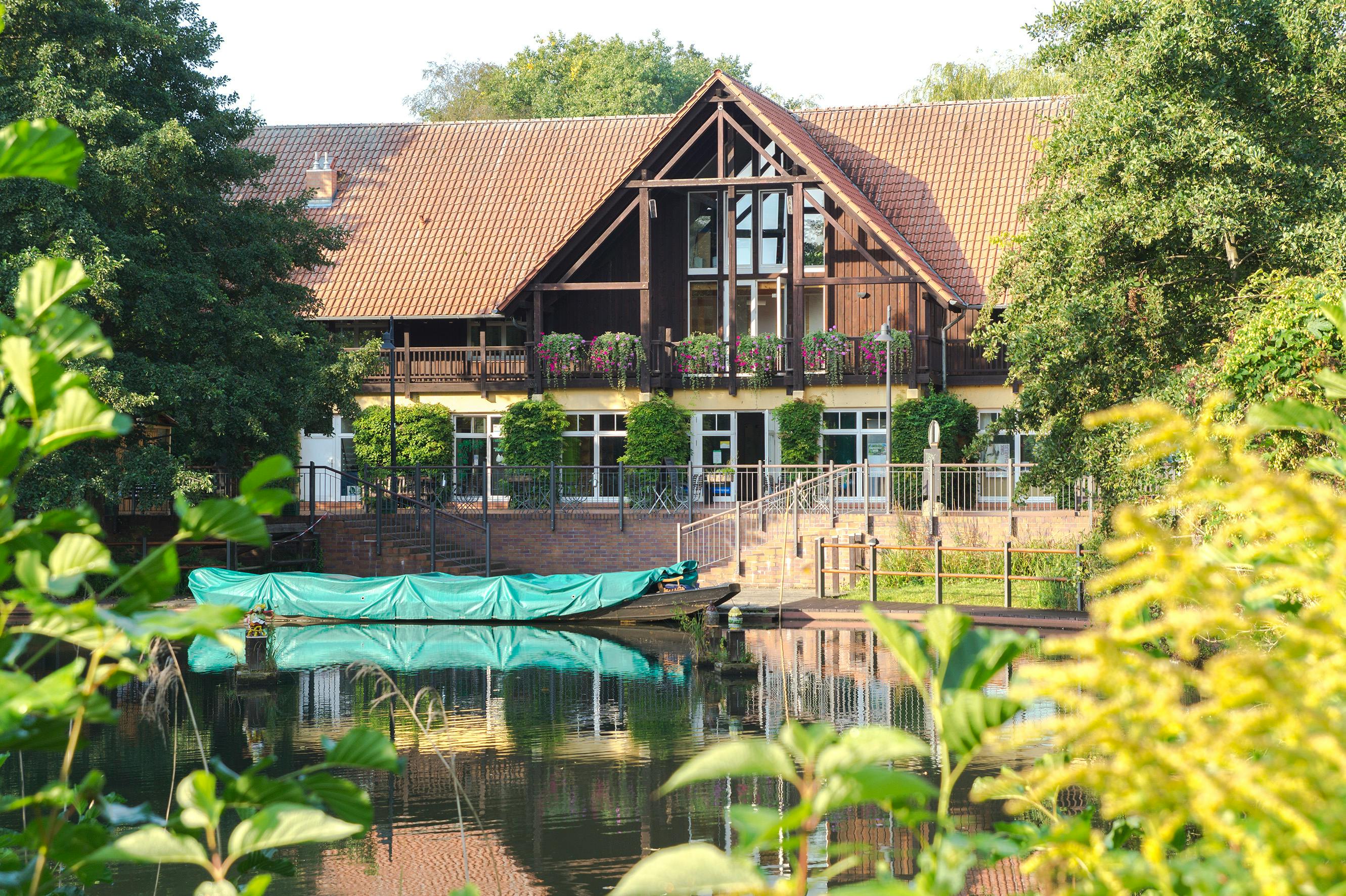 LADEN AM WASSER | Für diese lauschige Hütte sucht die Stadt Lübben einen Mieter. Gefragt sind Leute mit kreativen Nutzungsideen, die Gäste anziehen: Also irgendwas mit Tourismus, Kultur oder regionalen Produkten. Das Gebäude ist perfekt gelegen zwischen Schlossinsel, Hafen und Spreelagune. Möbel sind vorhanden, es kann sofort eingezogen werden. Anfragen nimmt die Stadt noch bis zum 23. März entgegen.  
Foto: Stadt Lübben