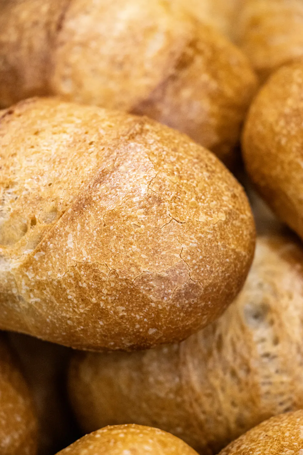 Ob sich die Kruste beim Einfrieren von Brötchen oder Brot von der Krume trennt, hängt von vielen Faktoren ab. Die wichtigsten lassen sich zu Hause oder in der Bäckerei ziemlich einfach beeinflussen.