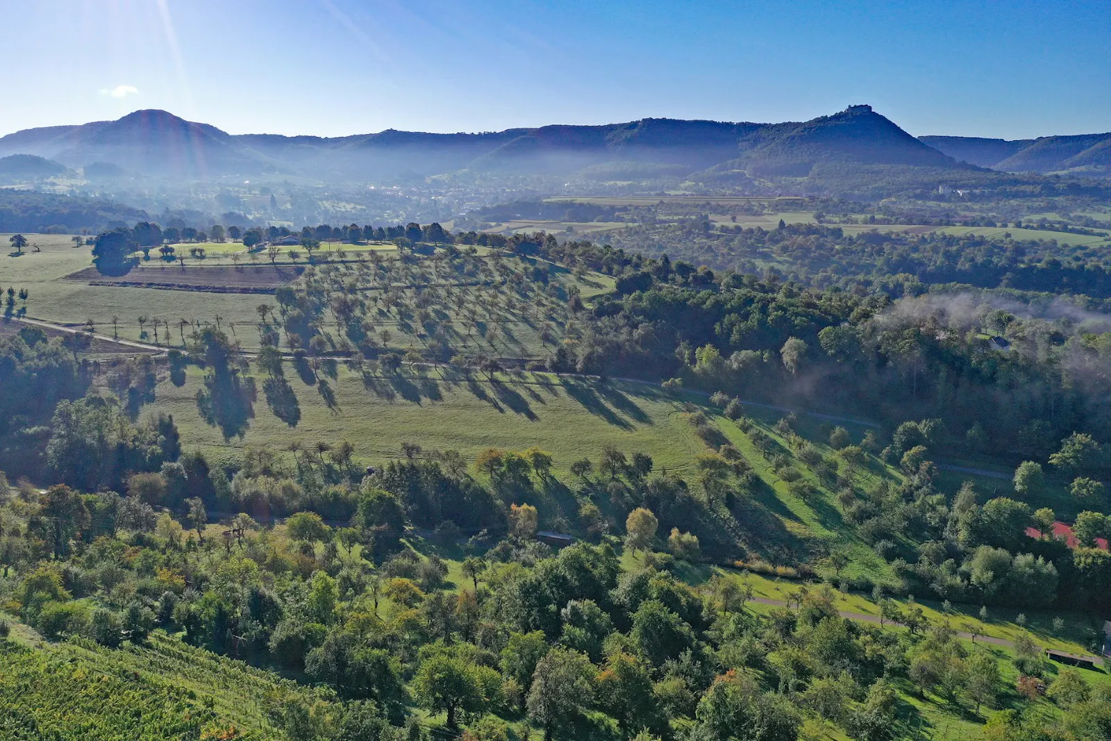 Landschaft mit Weinbergen und Tälern