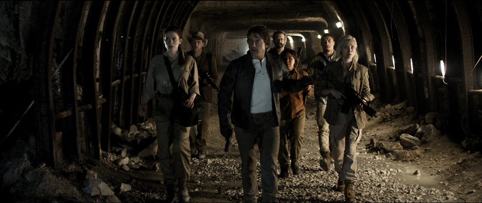 Hayley Atwell als Grace, Simon Pegg als Benji Dunn, Tom Cruise als Ethan Hunt, Rolf Saxon als William Donloe, Lucy Tulugarjuk als Tapeesa, Greg Tarzan Davis als Degas und Pom Klementieff als Paris in MISSION: IMPOSSIBLE - THE FINAL RECKONING von Paramount Pictures und Skydance