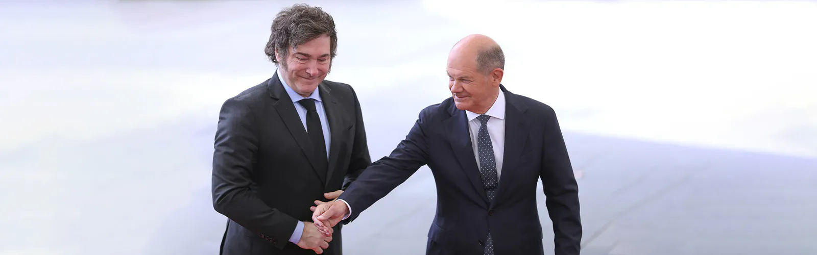 Olaf Scholz und Javier Milei in Anzügen