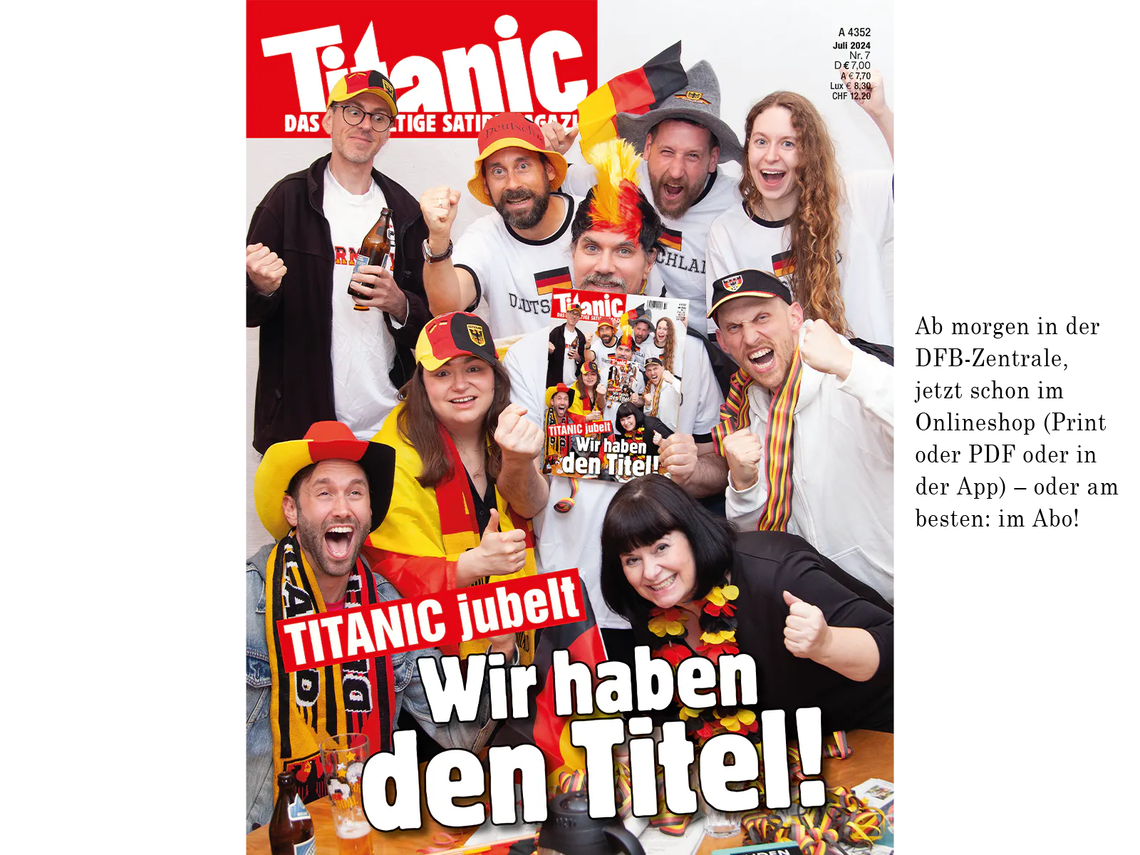 Die Fotografie zeigt die TITANIC-Redaktion, die Deutschland-Merch trägt und sehr euphorisch schaut. Ein Mann in der Mitte mit einer schwarz-rot-goldenen Perücke hält dieses Foto hoch, das sich so wiederholt, darunter der Text: »Titanic jubelt. Wir haben den Titel!«