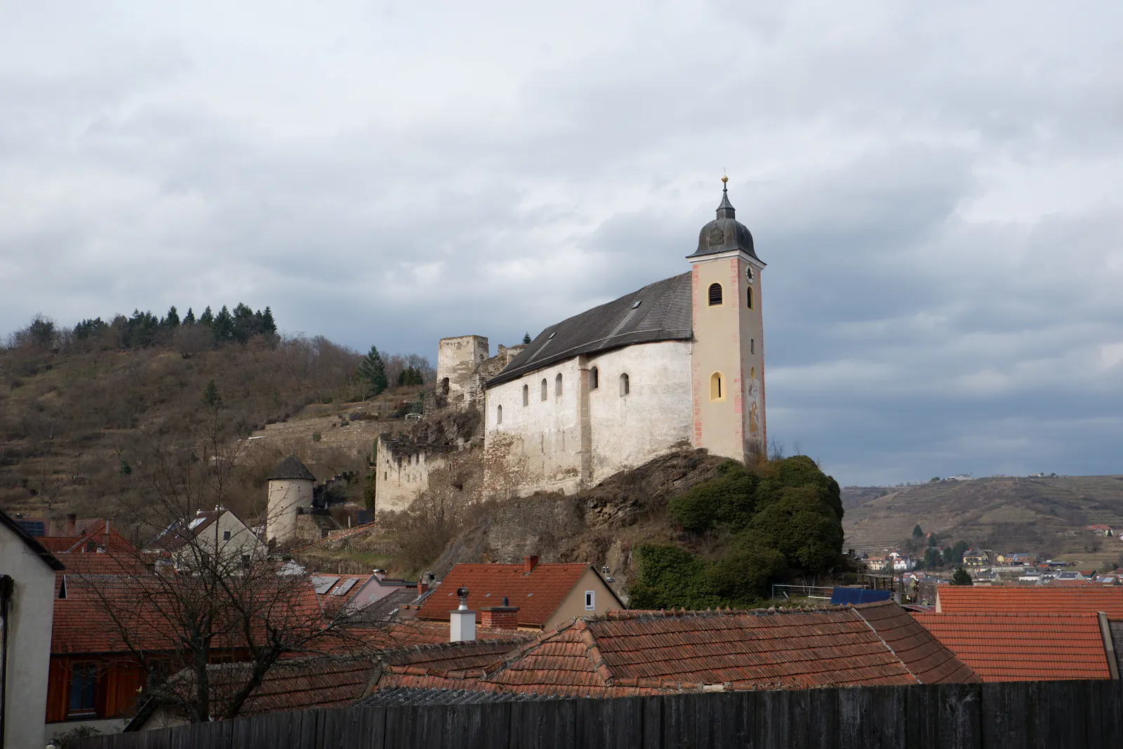 Die Ruine Rehberg mit der Kirche