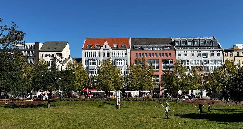 Häuserreihe in Berlin-Kreuzberg, darunter auch die Friedrichstraße 12