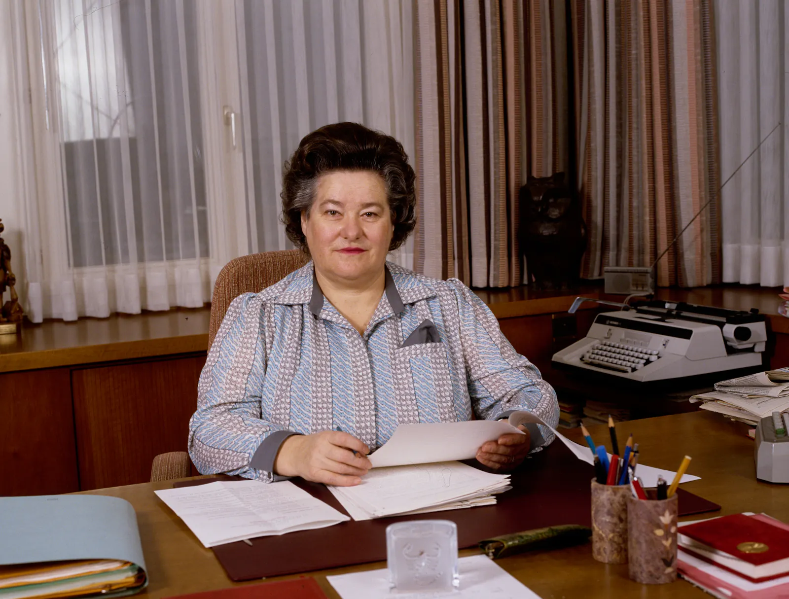 Hedi Lang sitzt an ihrem Schreibtisch Schreibtisch im Jahr 1987.