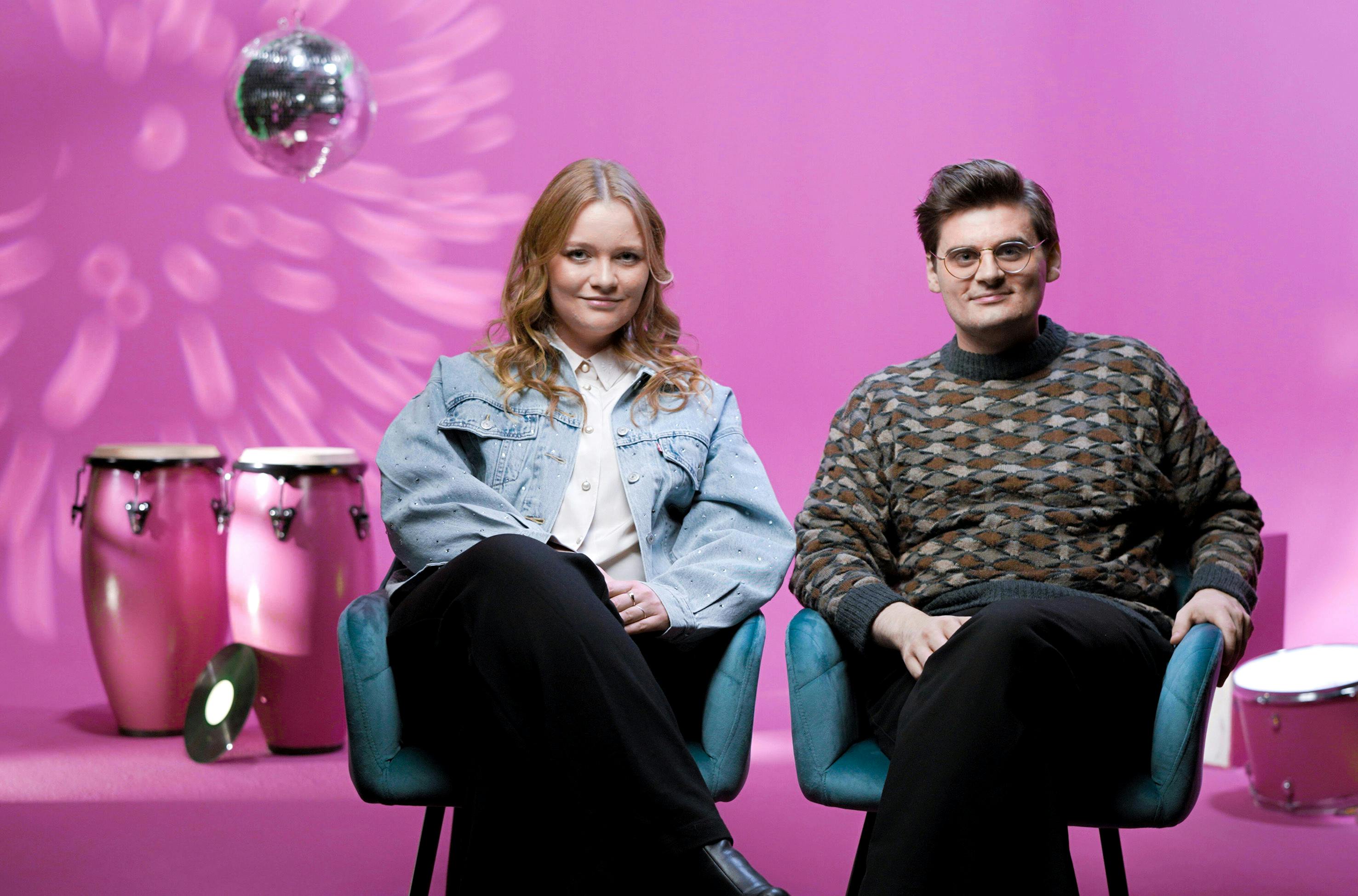 "Caro und Miguel sind große ESC-Fans und berichten über den ESC für die junge Generation", heißt es zum Bild zur 70-Jahre-ESC-Doku // © SWR/HR/NDR/WDR/DRIVE beta/ Benjamin Kahlmey