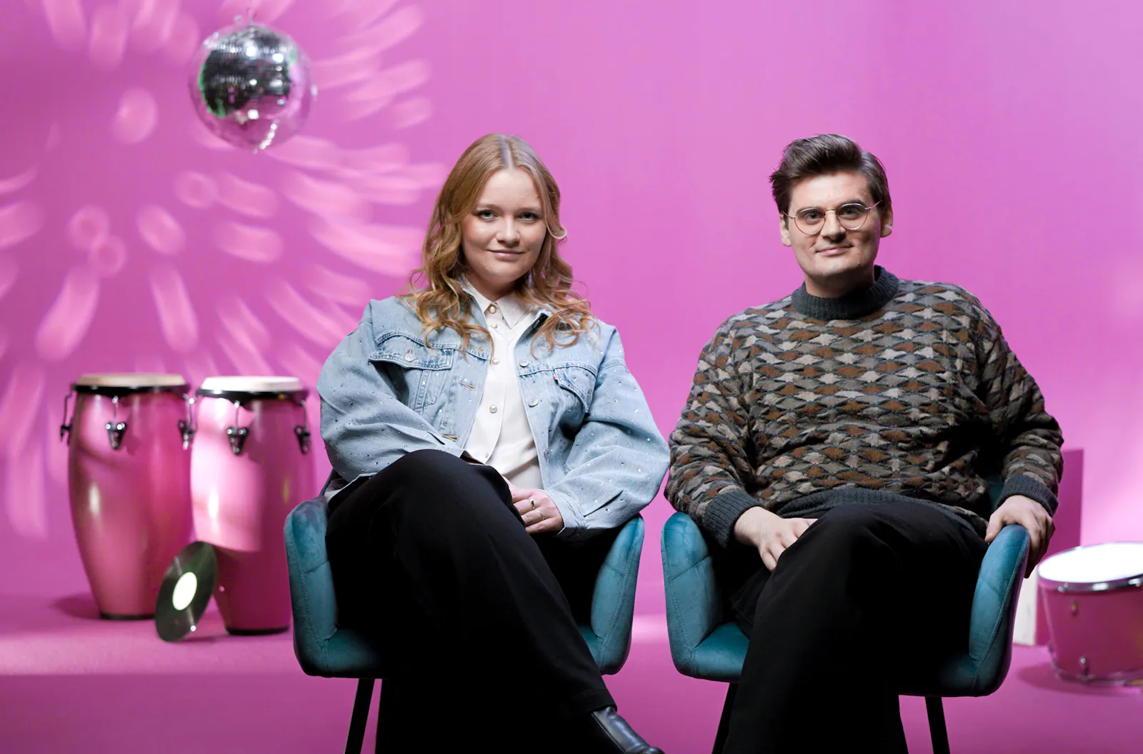 "Caro und Miguel sind große ESC-Fans und berichten über den ESC für die junge Generation", heißt es zum Bild zur 70-Jahre-ESC-Doku // © SWR/HR/NDR/WDR/DRIVE beta/ Benjamin Kahlmey
