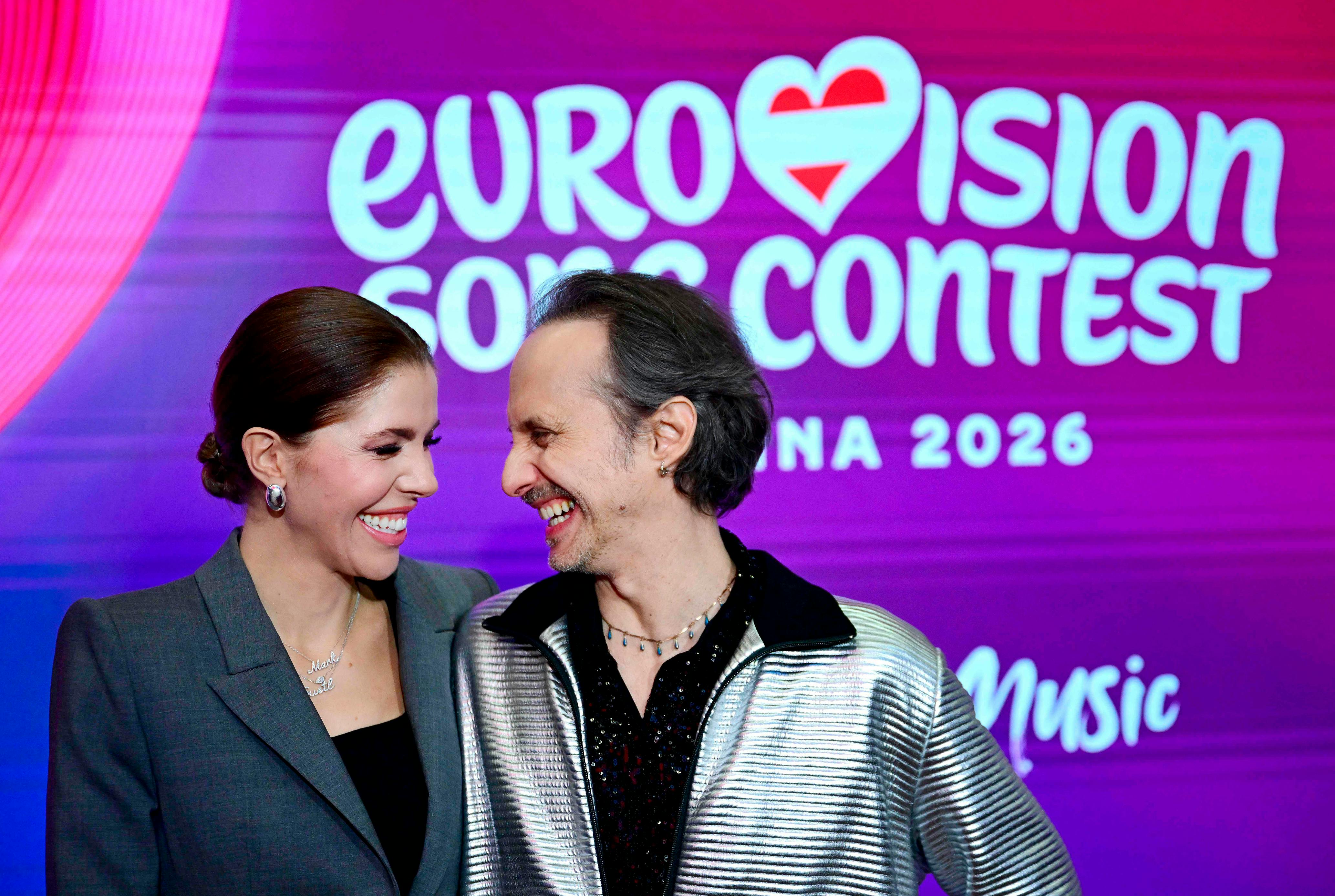Das Moderationsduo für den 70. Eurovision Song Contest, Victoria Swarovski (l.) und Michael Ostrowski stehen bei einer Pressekonferenz zum Eurovision Song Contest (ESC) 2026 vor dem Logo der Veranstaltung. Der ESC 2026 findet vom 12. bis 16. Mai 2026 in Wien statt.

© SWR/Roland Schlager/APA/AFP